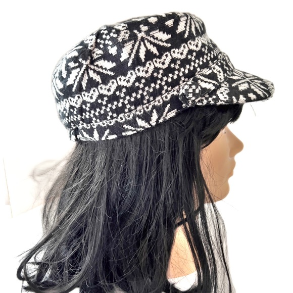 Angela & William Nordic-Print Cadet/Newsboy Cap/Winter Cabbie Hat in Black/Cream - Picture 5 of 11